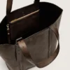 Bolso 24/7 East West en piel marrón oscuro con efecto desgastado