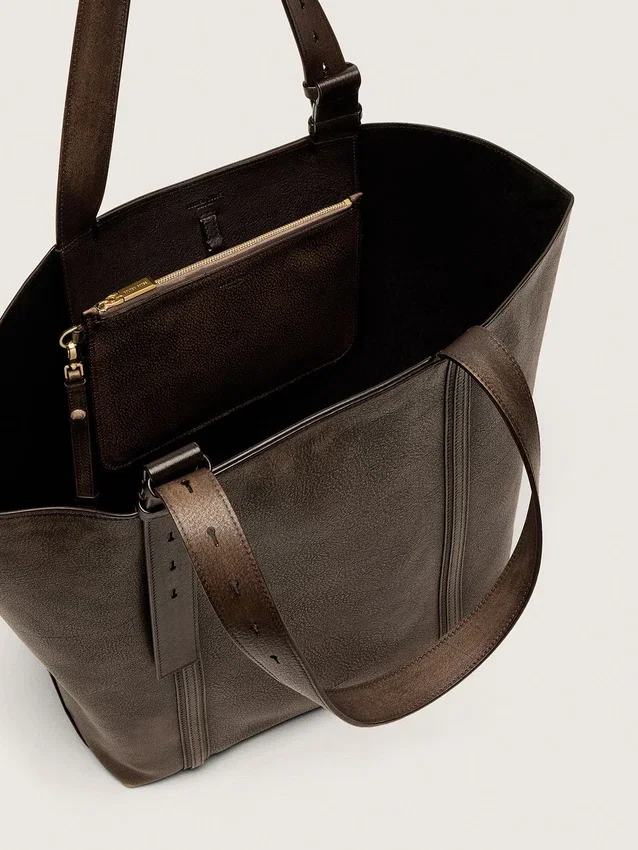 Bolso 24/7 East West en piel marrón oscuro con efecto desgastado