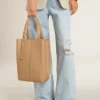 Bolso 24/7 North South en piel color capuchino con asas ajustables