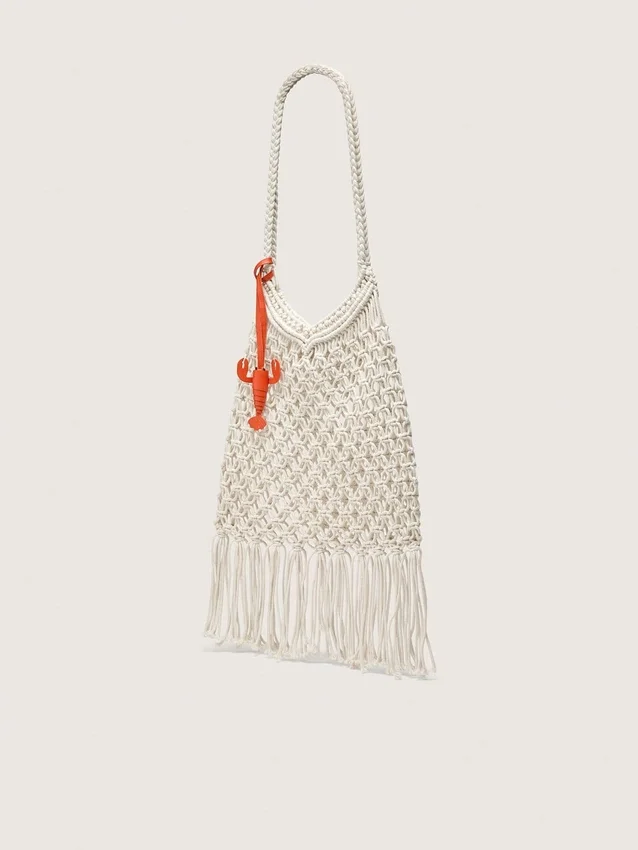Bolso de macramé para mujer de algodón color mantequilla con un colgante de langosta de piel