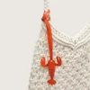 Bolso de macramé para mujer de algodón color mantequilla con un colgante de langosta de piel