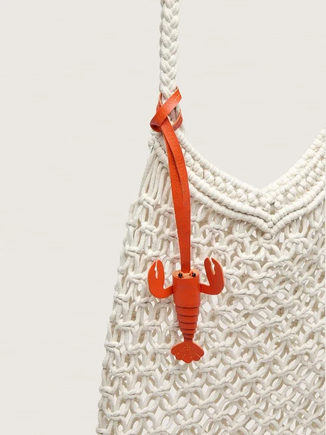 Bolso de macramé para mujer de algodón color mantequilla con un colgante de langosta de piel