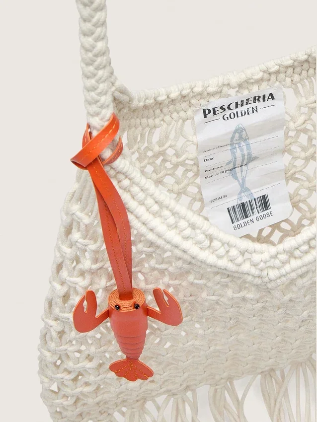 Bolso de macramé para mujer de algodón color mantequilla con un colgante de langosta de piel