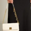 Bolso Gioia en piel repujada color mantequilla con detalles dorados