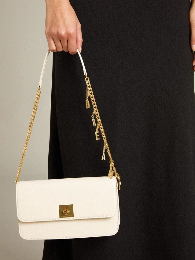 Bolso Gioia en piel repujada color mantequilla con detalles dorados