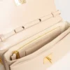 Bolso Gioia en piel repujada rosa pálido con detalles dorados