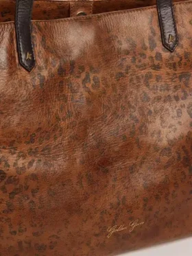 Bolso Pasadena de piel martillada con estampado de leopardo y asas negras a contraste