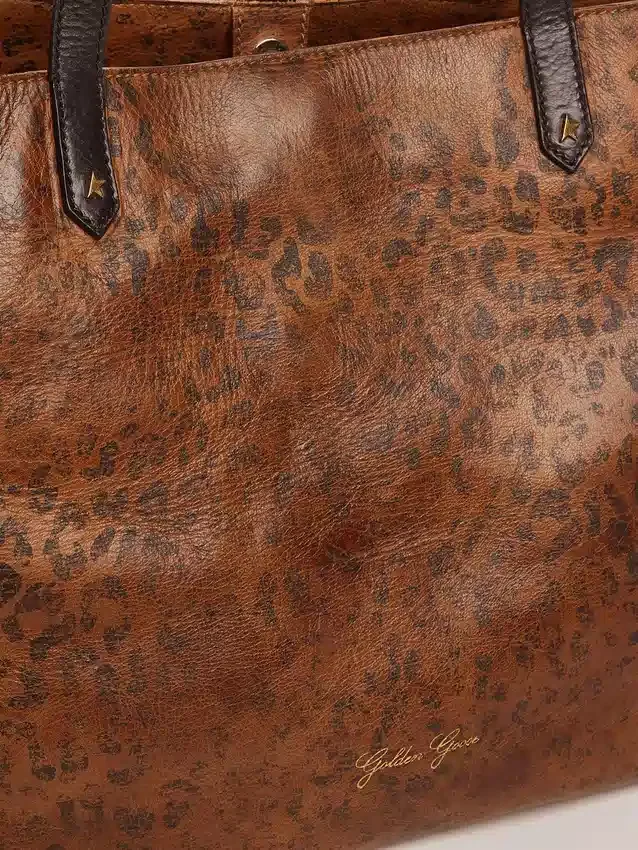 Bolso Pasadena de piel martillada con estampado de leopardo y asas negras a contraste