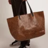 Bolso Pasadena de piel martillada con estampado de leopardo y asas negras a contraste