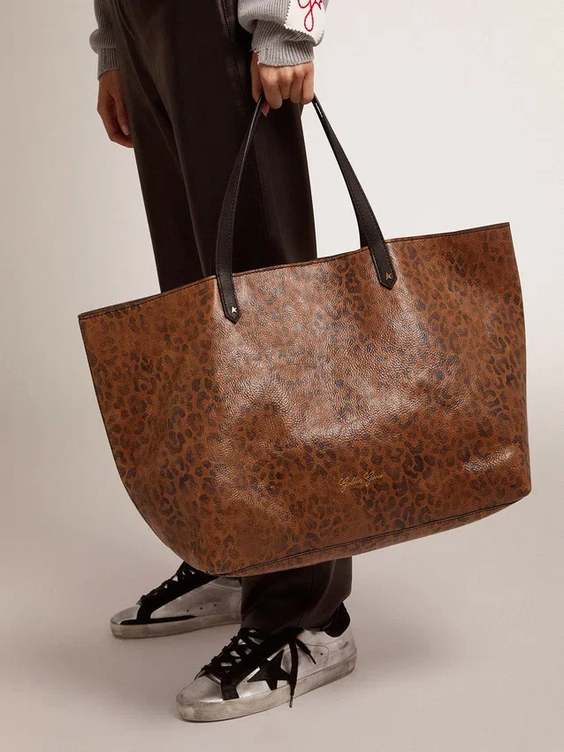 Bolso Pasadena de piel martillada con estampado de leopardo y asas negras a contraste