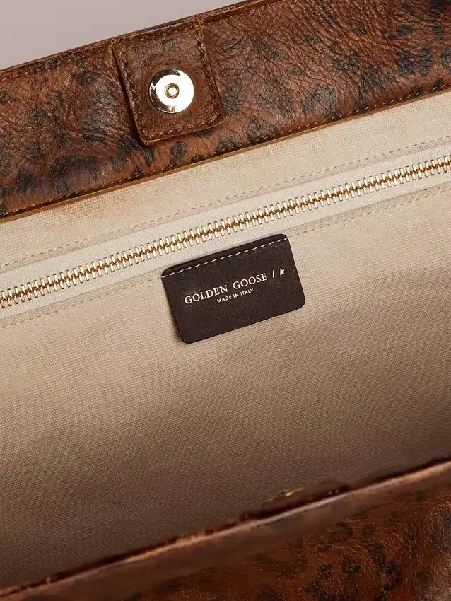 Bolso Pasadena de piel martillada con estampado de leopardo y asas negras a contraste