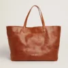 Bolso Pasadena en piel martillada brillante de color tostado con logotipo dorado en la parte delantera