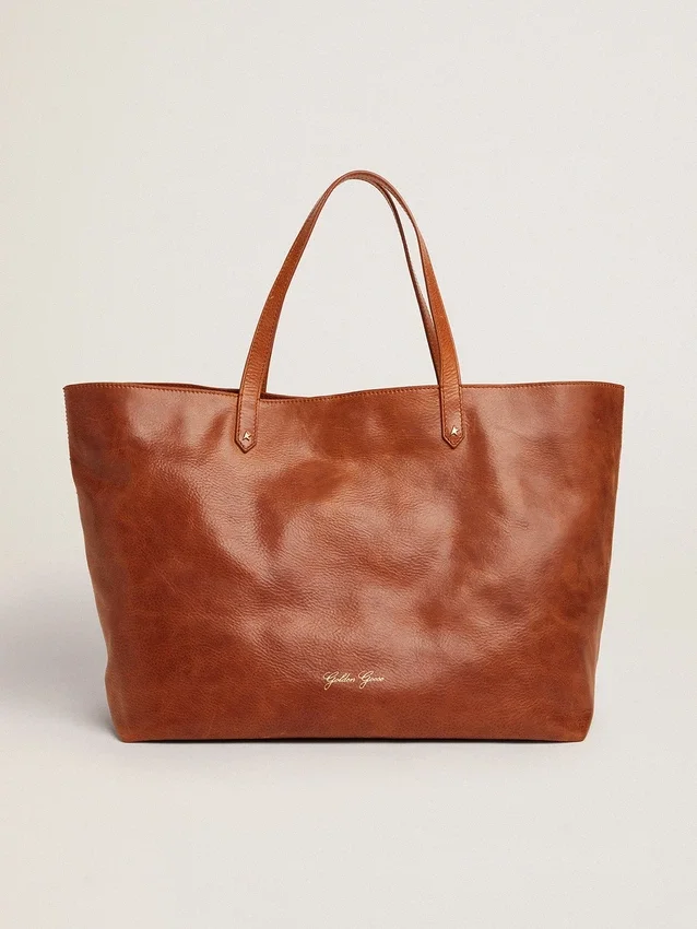 Bolso Pasadena en piel martillada brillante de color tostado con logotipo dorado en la parte delantera