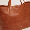 Bolso Pasadena en piel martillada brillante de color tostado con logotipo dorado en la parte delantera