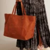 Bolso Pasadena en piel martillada brillante de color tostado con logotipo dorado en la parte delantera