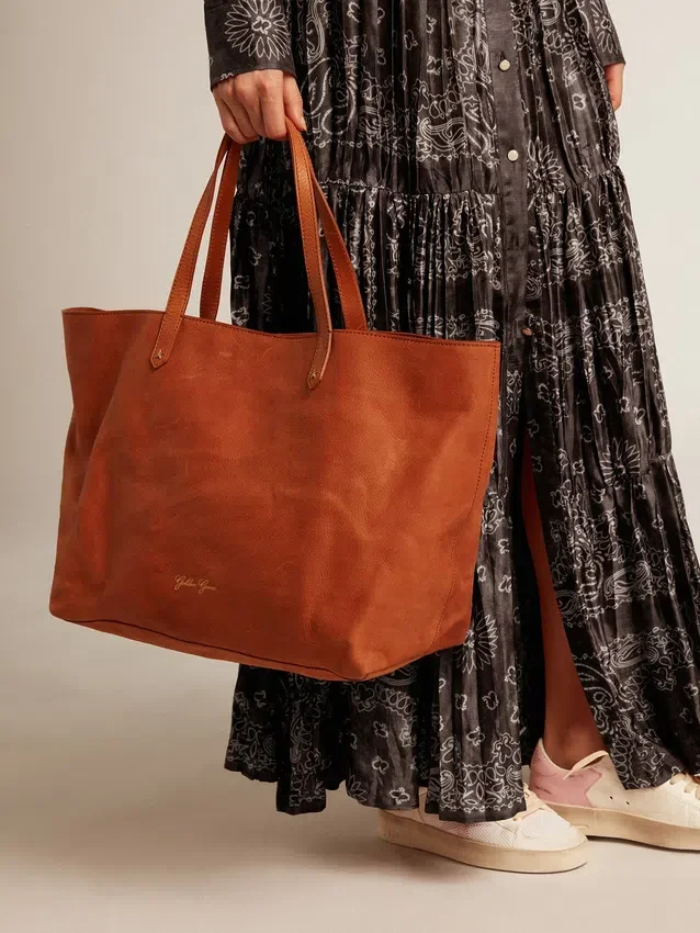 Bolso Pasadena en piel martillada brillante de color tostado con logotipo dorado en la parte delantera