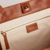 Bolso Pasadena en piel martillada brillante de color tostado con logotipo dorado en la parte delantera