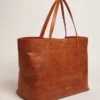 Bolso Pasadena en piel martillada brillante de color tostado con logotipo dorado en la parte delantera