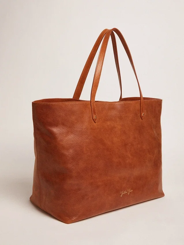 Bolso Pasadena en piel martillada brillante de color tostado con logotipo dorado en la parte delantera