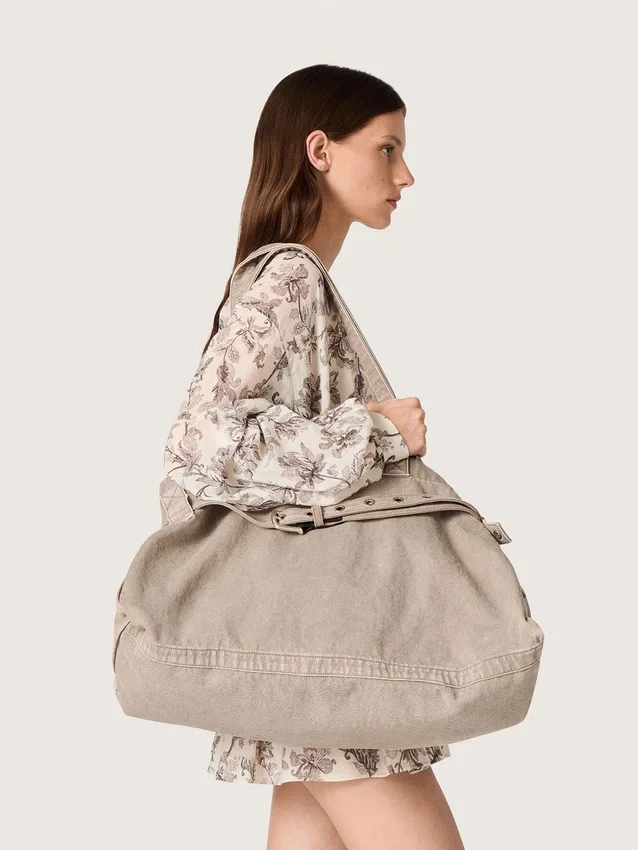 Bolso tote de lona antracita con bordados y detalles en plata envejecida