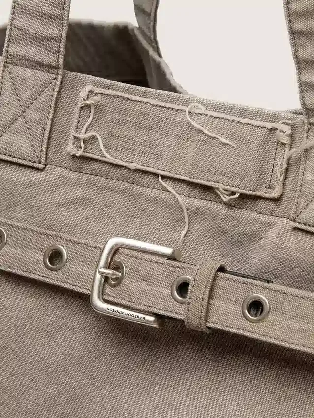 Bolso tote de lona antracita con bordados y detalles en plata envejecida