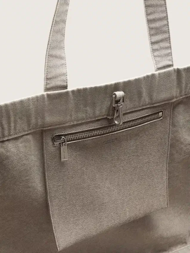 Bolso tote de lona antracita con bordados y detalles en plata envejecida