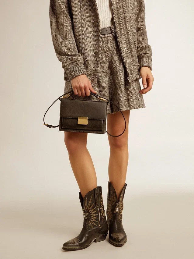 Bolso Venezia en piel envejecida negra con detalles dorados