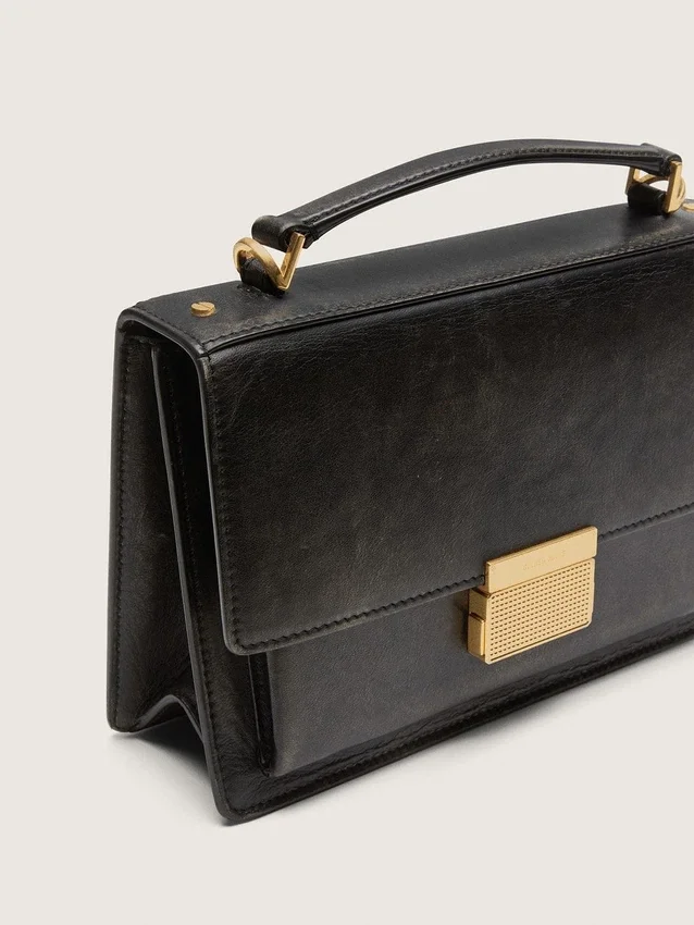Bolso Venezia en piel envejecida negra con detalles dorados