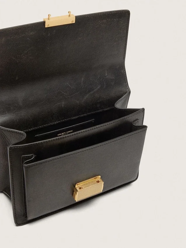 Bolso Venezia en piel envejecida negra con detalles dorados