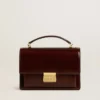 Bolso Venezia en piel laminada marrón oscuro con detalles dorados