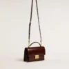 Bolso Venezia en piel laminada marrón oscuro con detalles dorados