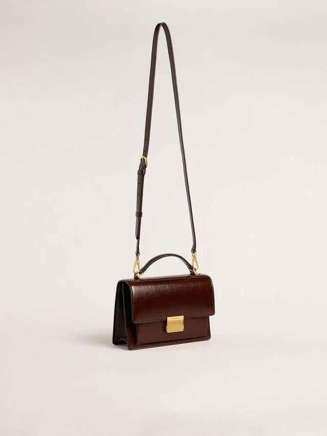Bolso Venezia en piel laminada marrón oscuro con detalles dorados