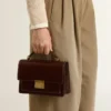 Bolso Venezia en piel laminada marrón oscuro con detalles dorados