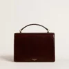 Bolso Venezia en piel laminada marrón oscuro con detalles dorados