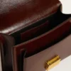 Bolso Venezia en piel laminada marrón oscuro con detalles dorados