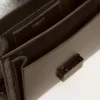 Bolso Venezia en piel metalizada negra con detalles en negro