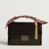 Bolso Venezia en piel metalizada negra con detalles en negro