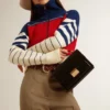 Bolso Venezia en piel negra con detalles dorados