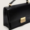 Bolso Venezia en piel negra con detalles dorados