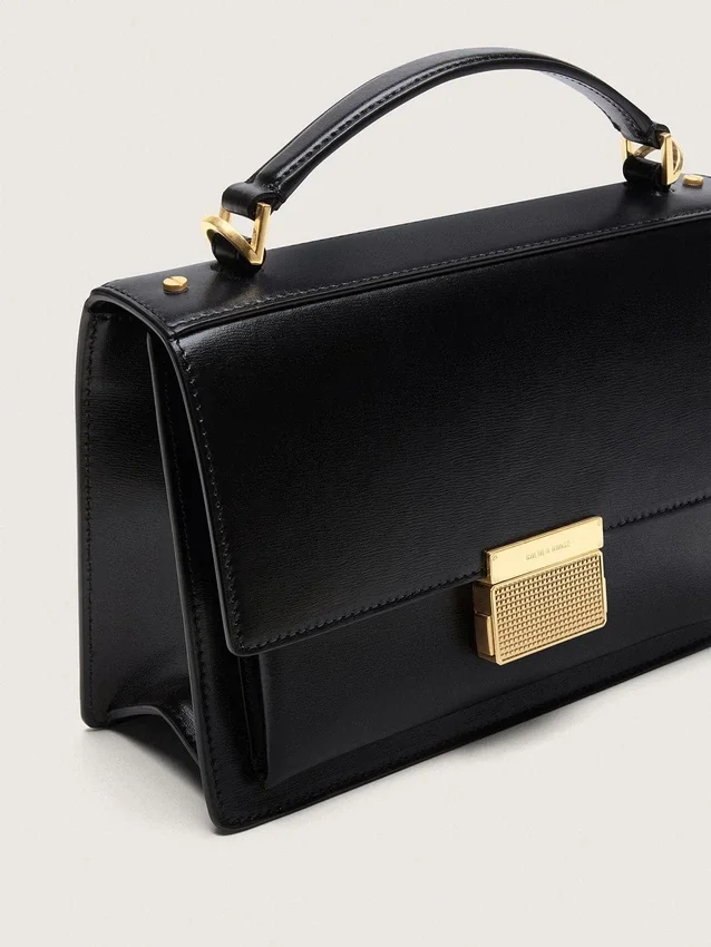 Bolso Venezia en piel negra con detalles dorados