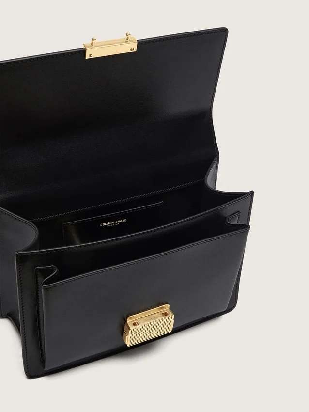 Bolso Venezia en piel negra con detalles dorados