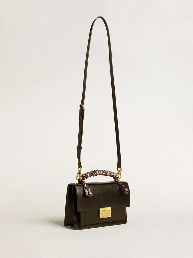 Bolso Venezia en piel negra con estampado de tablero y pañuelo multicolor