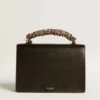 Bolso Venezia en piel negra con estampado de tablero y pañuelo multicolor