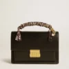 Bolso Venezia en piel negra con relieve, pañuelo y doble colgante