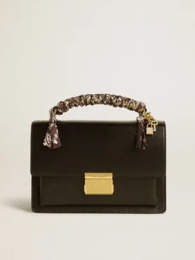 Bolso Venezia en piel negra con relieve, pañuelo y doble colgante