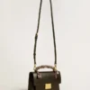 Bolso Venezia en piel negra con relieve, pañuelo y doble colgante