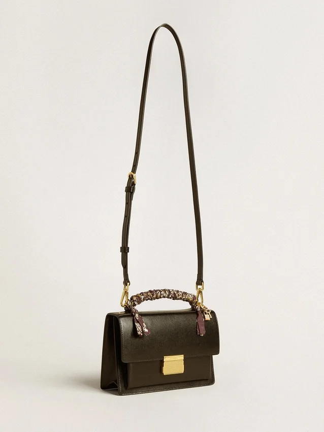 Bolso Venezia en piel negra con relieve, pañuelo y doble colgante