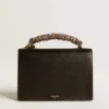 Bolso Venezia en piel negra con relieve, pañuelo y doble colgante