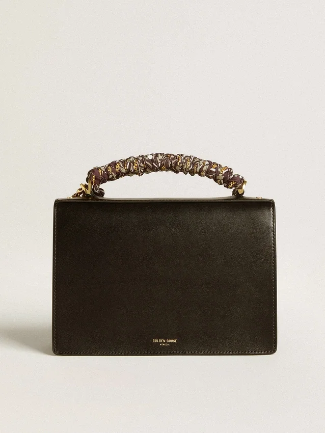 Bolso Venezia en piel negra con relieve, pañuelo y doble colgante