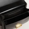 Bolso Venezia en piel negra con relieve, pañuelo y doble colgante
